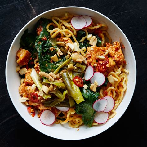 Ramen Noodle Bowl with Escarole and Spicy Tofu Crumbles Recipe | Bon ...