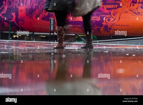 people walking in the rain Stock Photo - Alamy