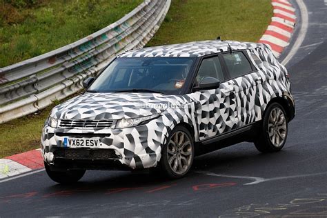 refCars: 2015 Land Rover Freelander spied