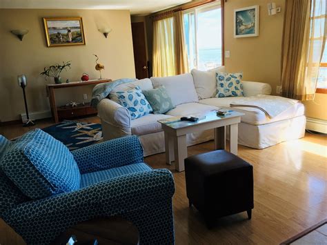 Kitchen facing the beach