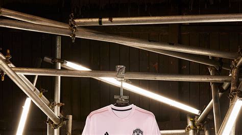 Manchester United unveil pink away kit as tribute to city's defunct ...