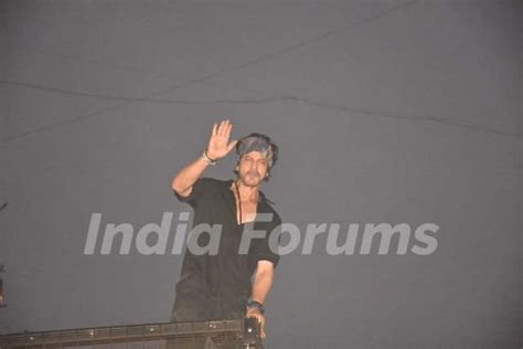 Shah Rukh Khan meets fans outside Mannat in Bandra