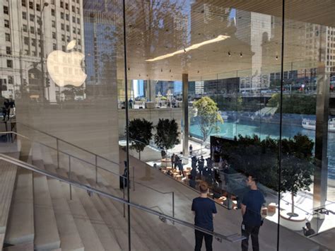 Apple opens the first of its “town square” locations in Chicago - O'Grady's PowerPage