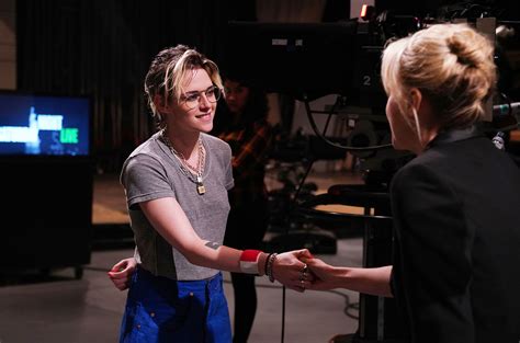 Kristen Stewart Gets Into a Heated Thumb War With Her â€˜SNLâ€™ Alter Ego Kate McKinnon ...