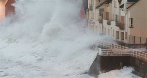 PICTURES: Storm hits Ireland and leaves trail of destruction | The Irish Post