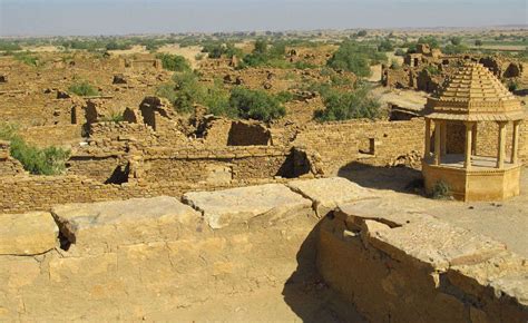 भारतातील 'या' शापित गावात घरं तर आहेत, पण माणसांचे वास्तव्य नाही. - Ajintha