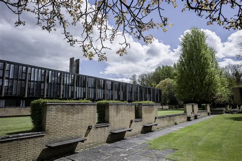 St. Catherine's College designed by Arne Jacobsen in 1962. The idea behind was to balance ...