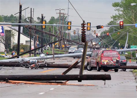 Tornado hits Norman, Okla., causing minor injuries - CBS News