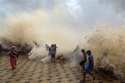 Monsoon Arrives in Mumbai - India Real Time - WSJ