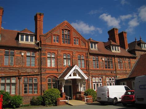 Original Entrance to Broadgreen Hospital © Sue Adair cc-by-sa/2.0 :: Geograph Britain and Ireland