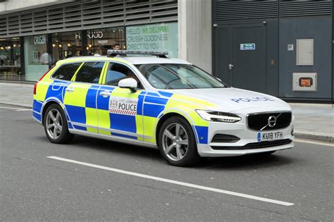 KU18 YFH | Police cars, British police cars, Emergency vehicles