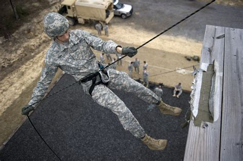 DVIDS - Images - Rappel and fast rope training [Image 26 of 43]