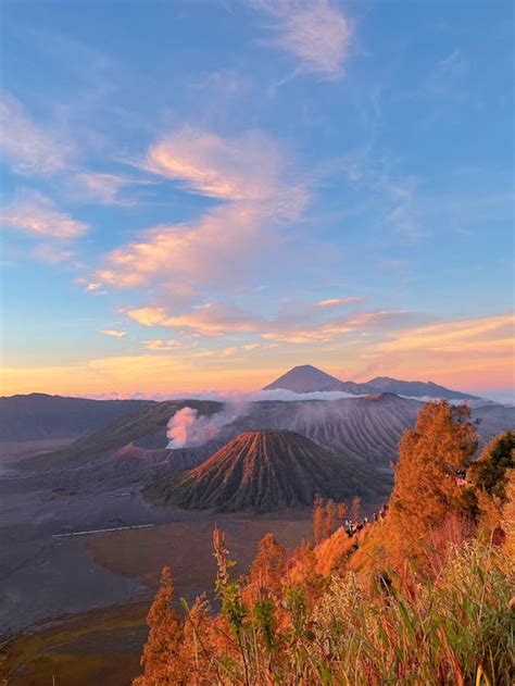 Sunrise in Mount Bromo · Free Stock Photo