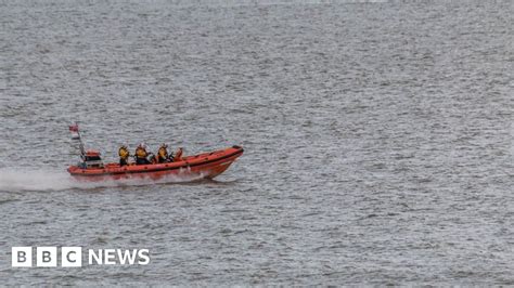 Clacton lifeboat rescues capsized sea kayakers - BBC News