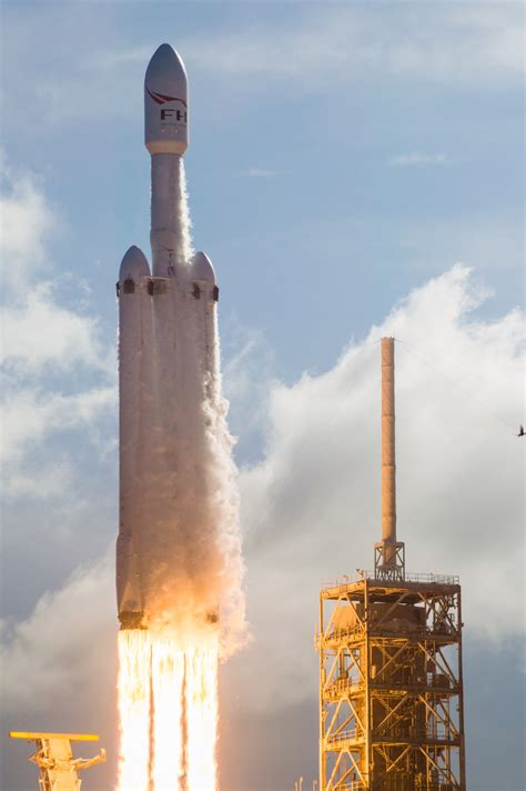 Photographer Behind the Viral SpaceX Falcon Heavy Launch Photographs