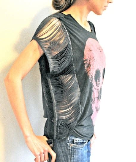 DIY Projects to Try: Make Your Own Fringe T-shirt - Pretty Designs