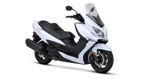 2018 - 2020 Suzuki Burgman 400 @ Top Speed | Motorcycle, Suzuki, Moped ...