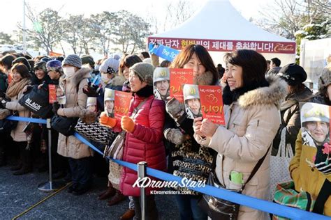 Hyun Bin discharged from military service [PHOTOS] | KDramaStars