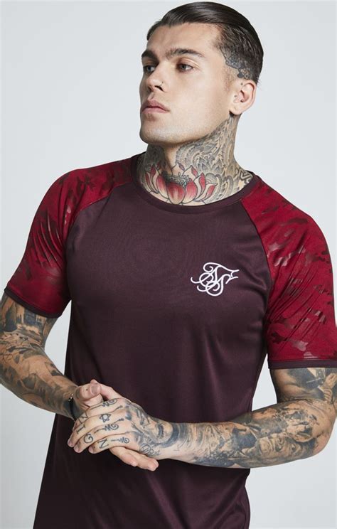 Camiseta SIKSILK Edición Burgundy | 46 € #streetstyle #menswear #moda #fashion Sport Fashion ...