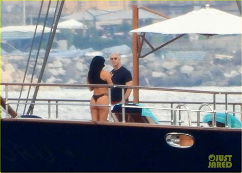 Photo: jeff bezos photographer for lauren sanchez on yacht 28 | Photo ...