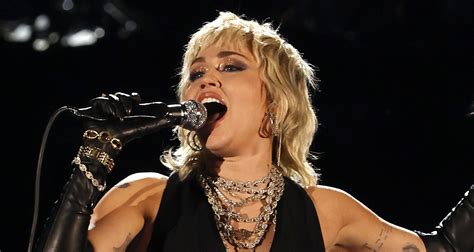 Miley Cyrus Akhirnya Merilis Album Live “Attention: Miley Live” | TRAX