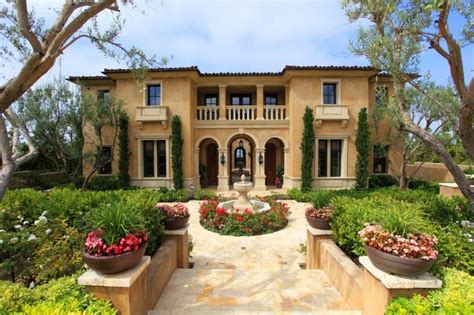 Get Italian Appeal with These Attractive Tuscan-Style Homes ... | Mediterranean style homes ...