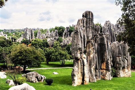 How to walk through stone forest in Kunming