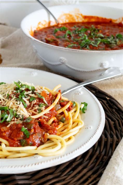 Spaghetti Arrabiata (Spaghetti all'Arrabbiata) · Nourish and Nestle