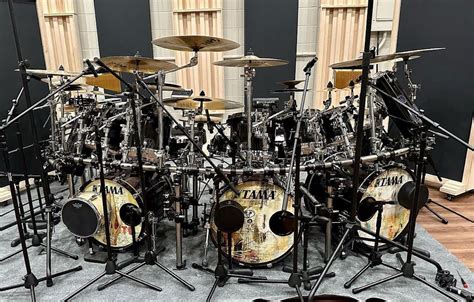 DREAM THEATER In The Studio, MIKE PORTNOY Shows Off His Drum Kit