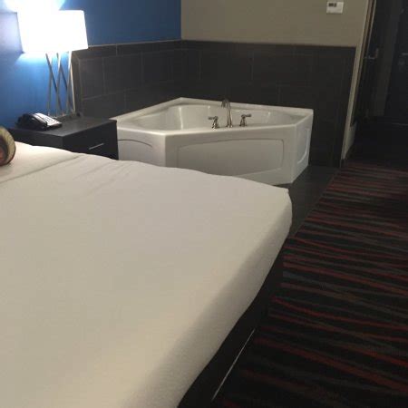 hotels with jacuzzi in room lubbock tx - howtotieabowonabag