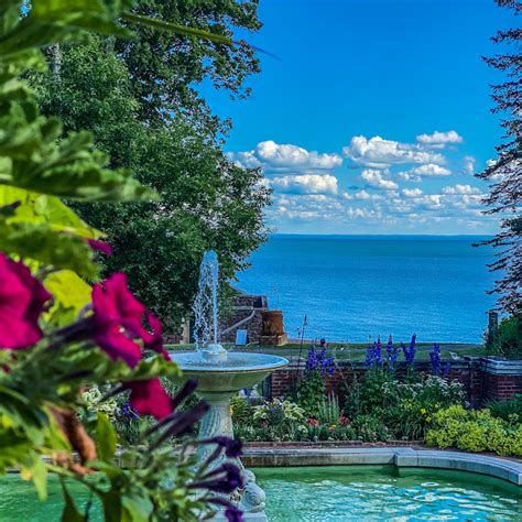 Glensheen-Mansion-Gardens-and-Fountain-overlooking-Lake-Superior