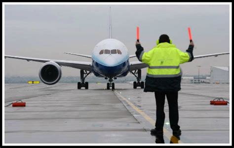 Aircraft Marshalling Photo Gallery | AirportFreak™