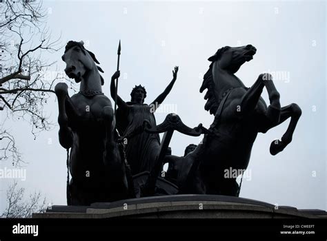 Statue boudica in london tree hi-res stock photography and images - Alamy