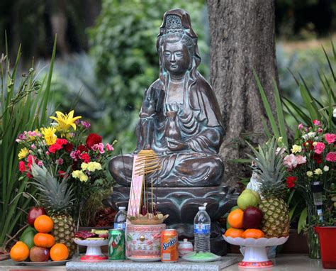 How a Buddhist shrine transformed a neighborhood in Oakland | KUOW News and Information