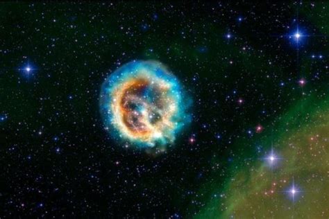 NASA Shares Image of Stunning Blue-Green Supernova 'E0102' For St ...