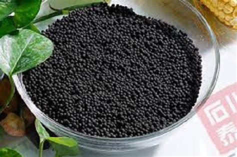 Application method and benefits of humic acid fertilizers for plants.