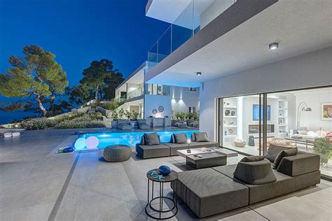 Levanta Luxury Villa: A Glimpse into Greek Modern Luxury | HomeAdore