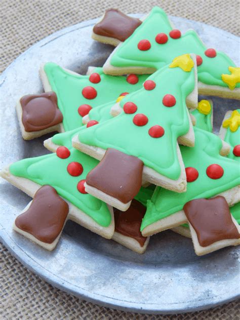 How to Decorate Christmas Tree Cookies With Royal Icing - Joyful Xmas