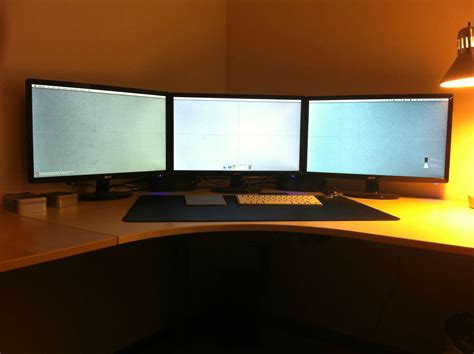 Triple monitor setup from a single MacBook Pro! : r/battlestations