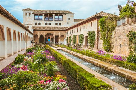 Alhambra guided tour with Carlos V Palace, Generalife and Alcazaba ...