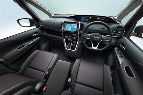 2016 Nissan Serena interior