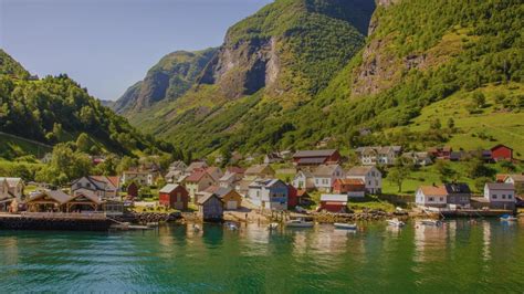 Flåm, Norway - backiee