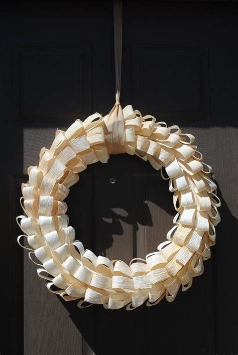 10 Corn Husks Crafts to Make This Holiday Season | Corn husk wreath, Corn husk crafts, Corn husk