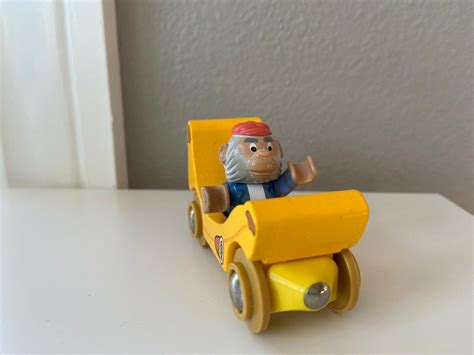 BRIO Richard Scarry Bananas Gorilla & Bananamobile Car Wooden Railway ...