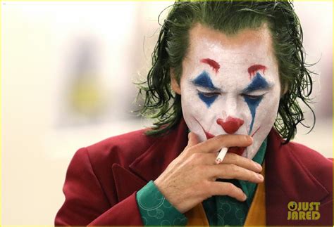 Joaquin Phoenix's Joker Casually Walks Through NYC Subway in Full Clown Makeup as Police Run By ...