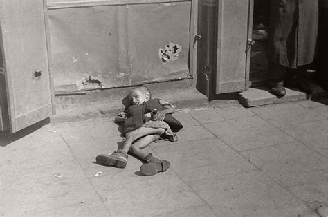 Vintage: Daily Life in the Warsaw Ghetto (summer of 1941) | MONOVISIONS