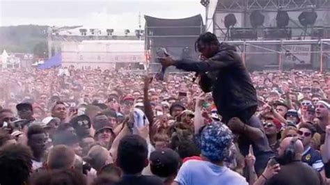 Travis Scott Crowdsurfs Then Attacks And Spits On A Fan For Allegedly ...