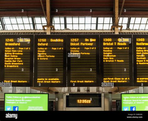 Electronic noticeboard showing train departures at Paddington Railway ...