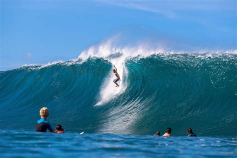 Surfing Hawaii: North Shore – Pipeline big wave video