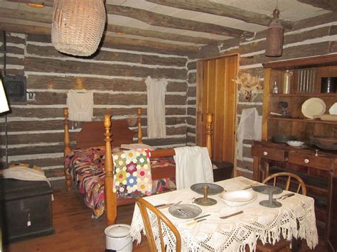 I love the interiors of old authentic log cabins : r/logcabins